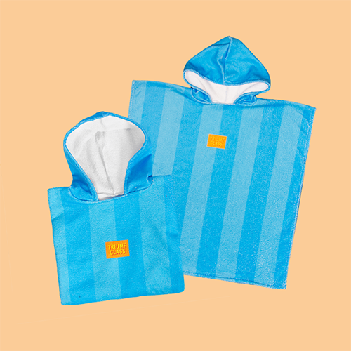 triumfglass_innehållsblock_barnponcho.webp
